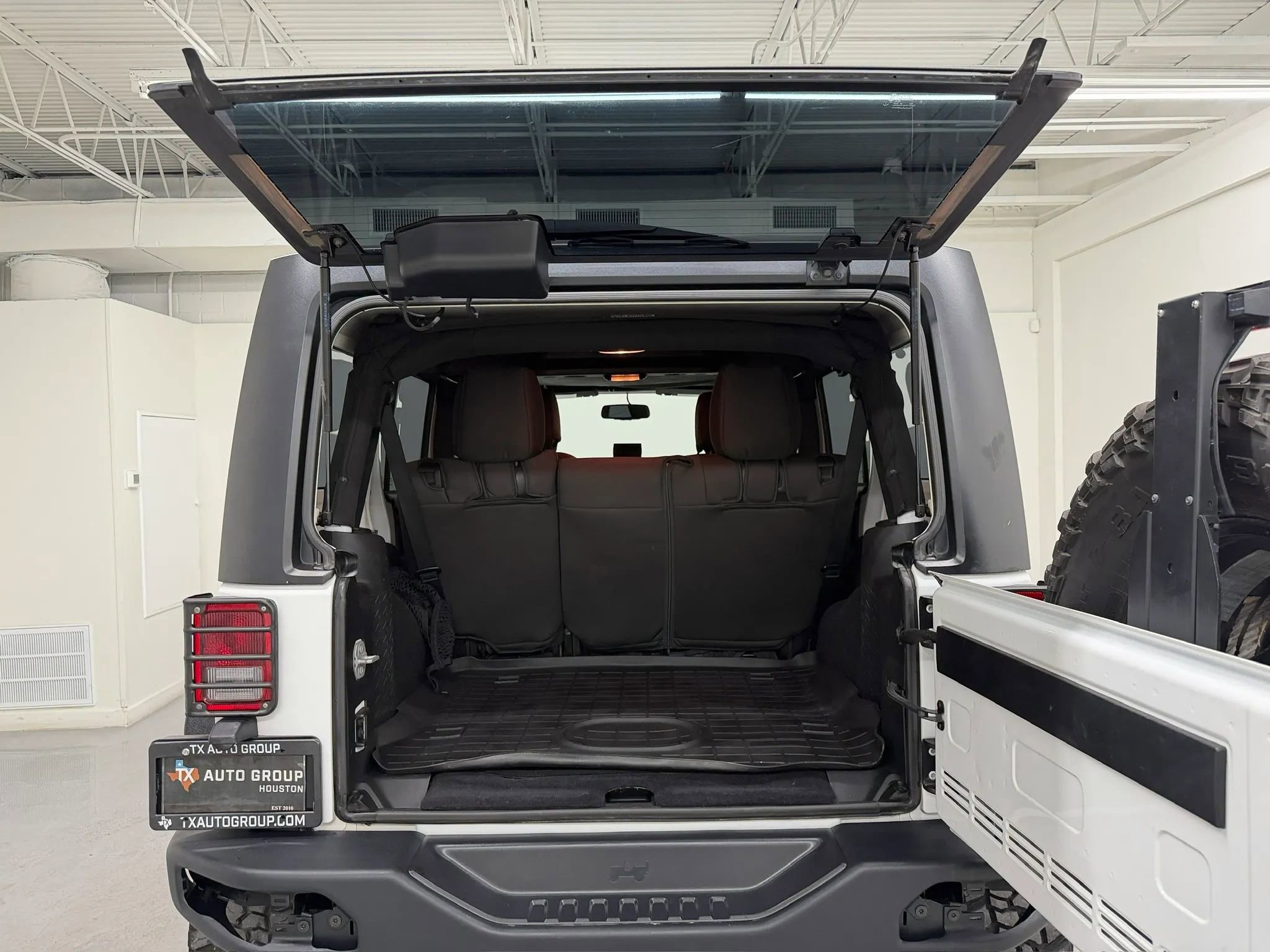 Used 2015 Jeep Wrangler Unlimited Rubicon AWD/4WD image 36