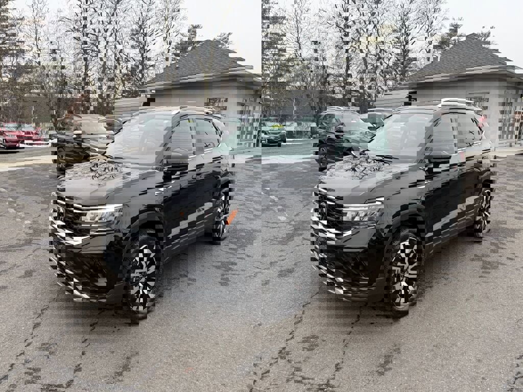 Used 2023 Volkswagen Taos SE w/ Panoramic Sunroof Package image 3