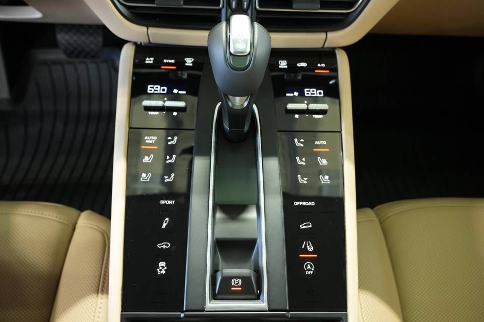 Certified 2026 Porsche Macan AWD/4WD image 23