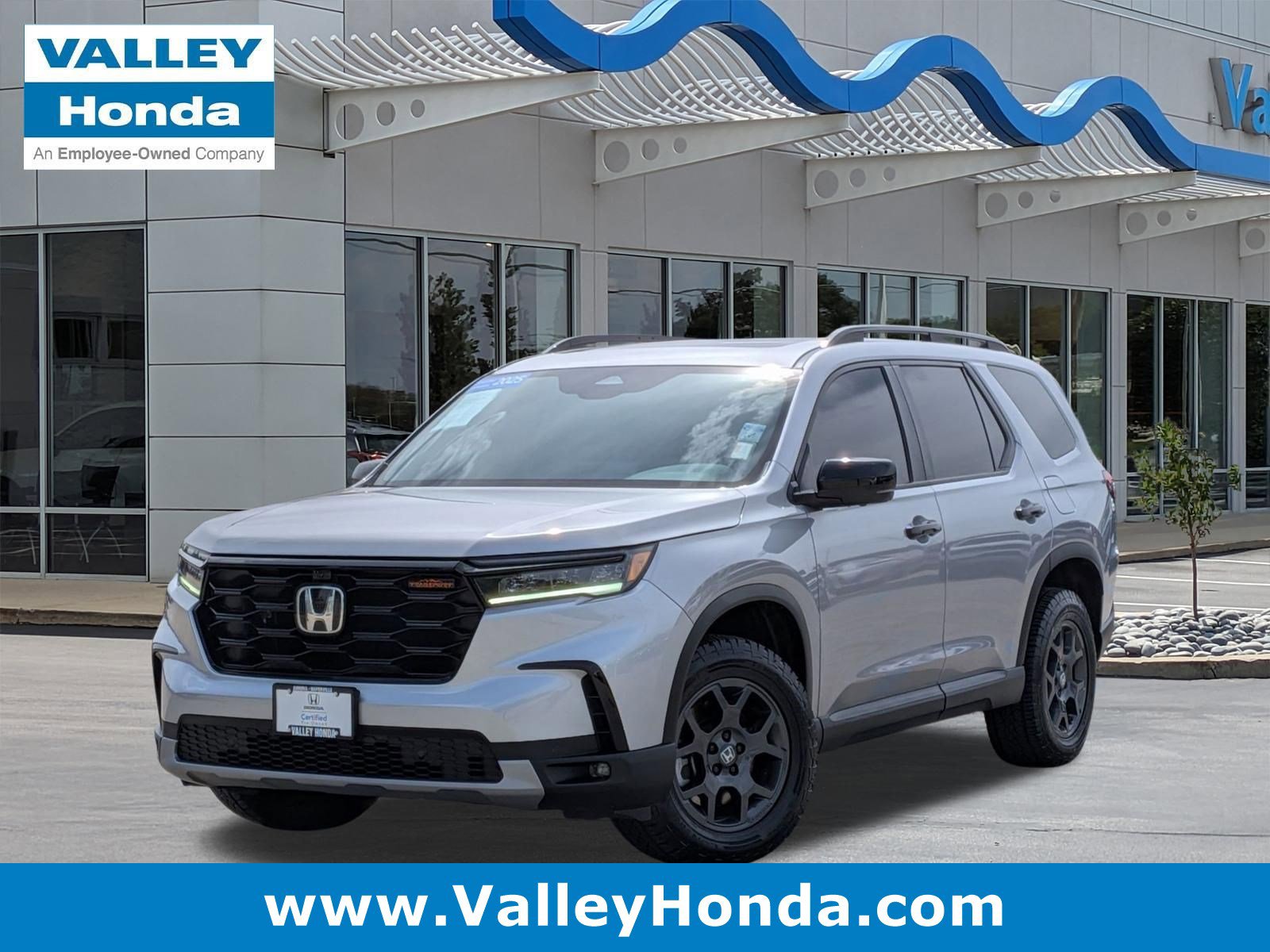 Certified 2025 Honda Pilot TrailSport image 1