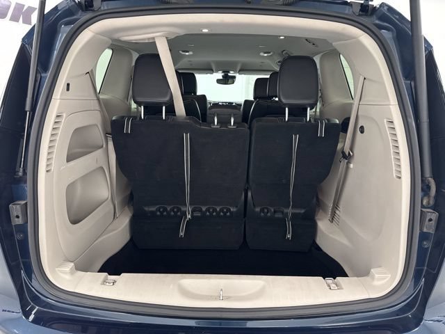 Used 2023 Chrysler Pacifica Touring-L FWD image 27