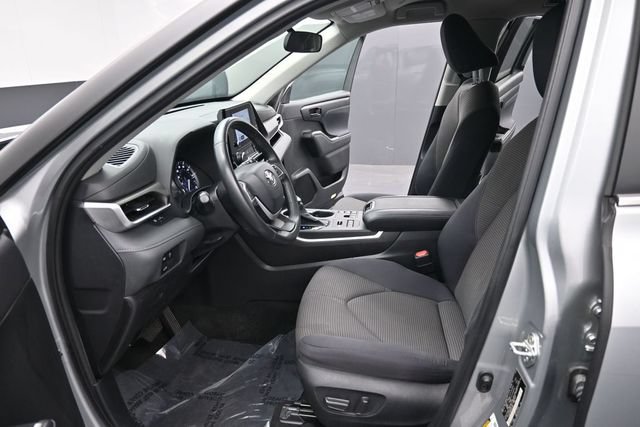 Used 2023 Toyota Highlander LE AWD/4WD image 27