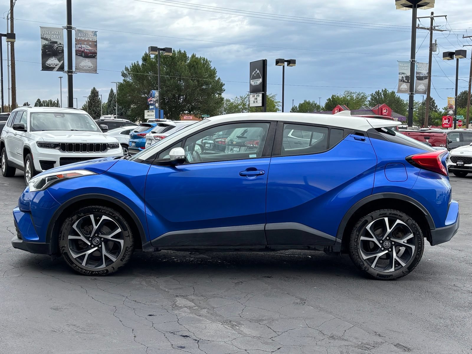 Used 2018 Toyota C-HR XLE FWD image 3