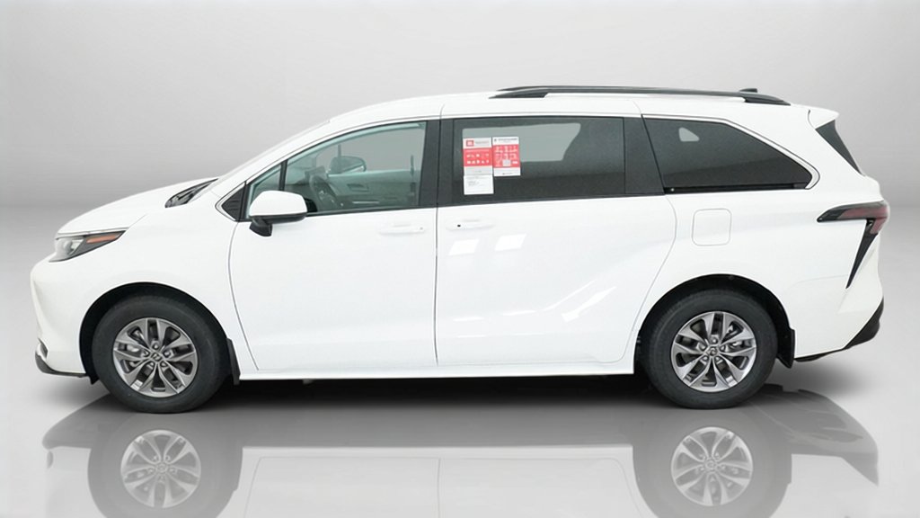 New 2026 Toyota Sienna LE FWD image 6
