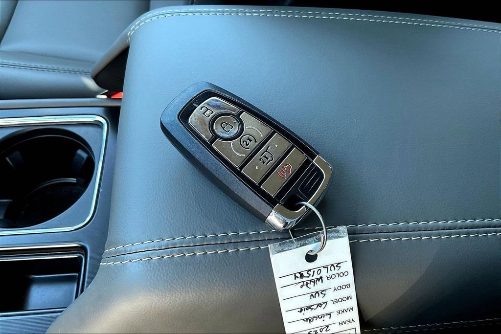 Used 2025 Lincoln Corsair Premiere image 38