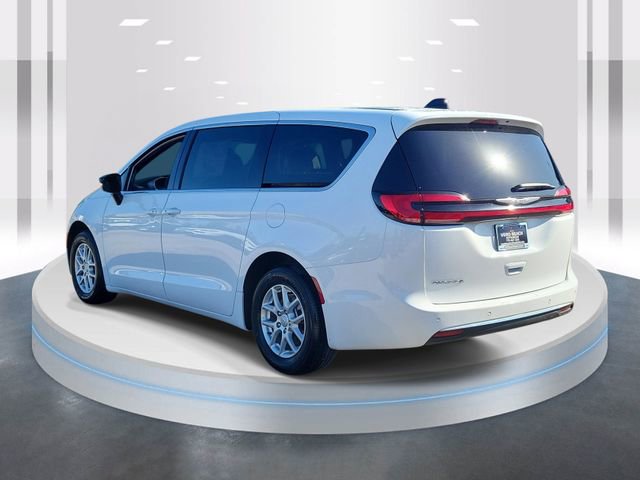 Used 2025 Chrysler Pacifica Select image 4