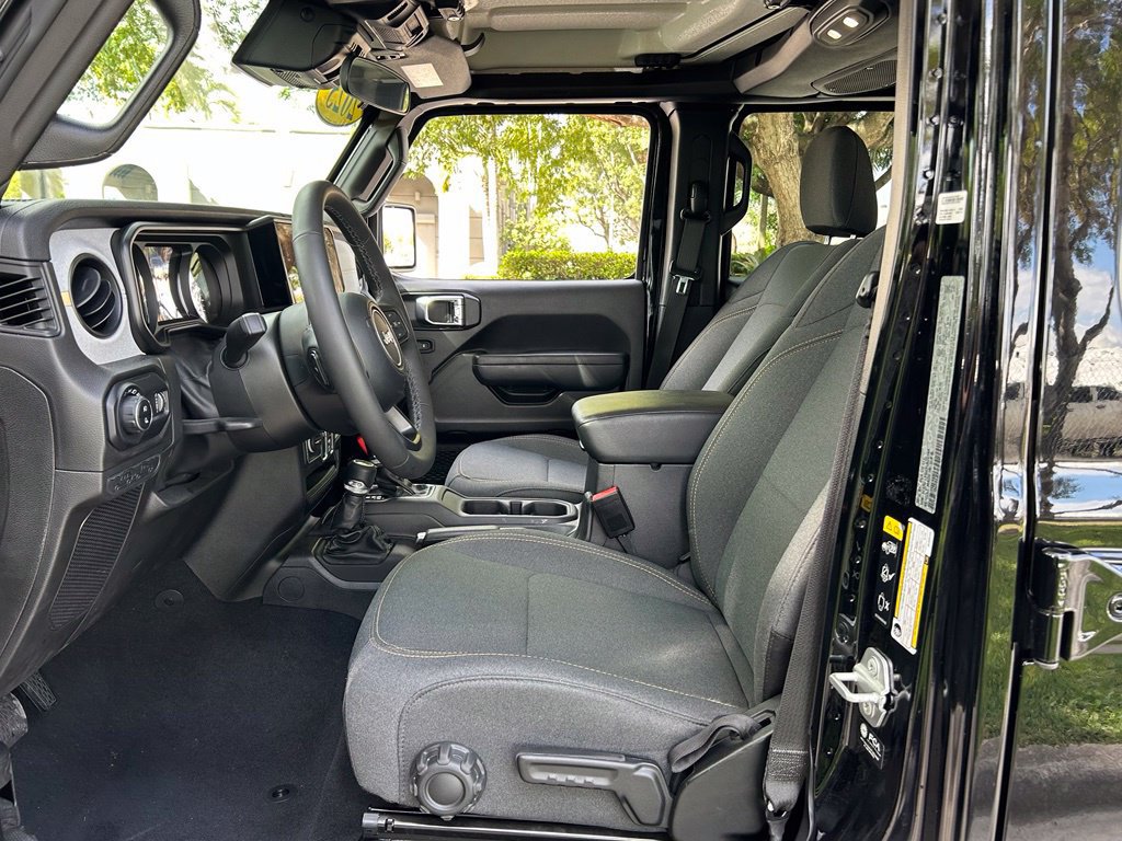 Certified 2025 Jeep Gladiator Sport AWD/4WD image 16