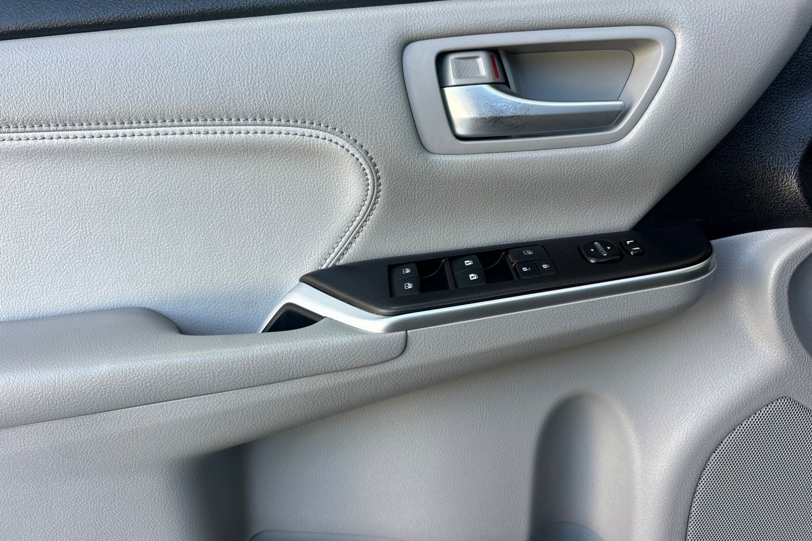 Used 2017 Toyota Camry XLE w/ Moonroof Package FWD image 12