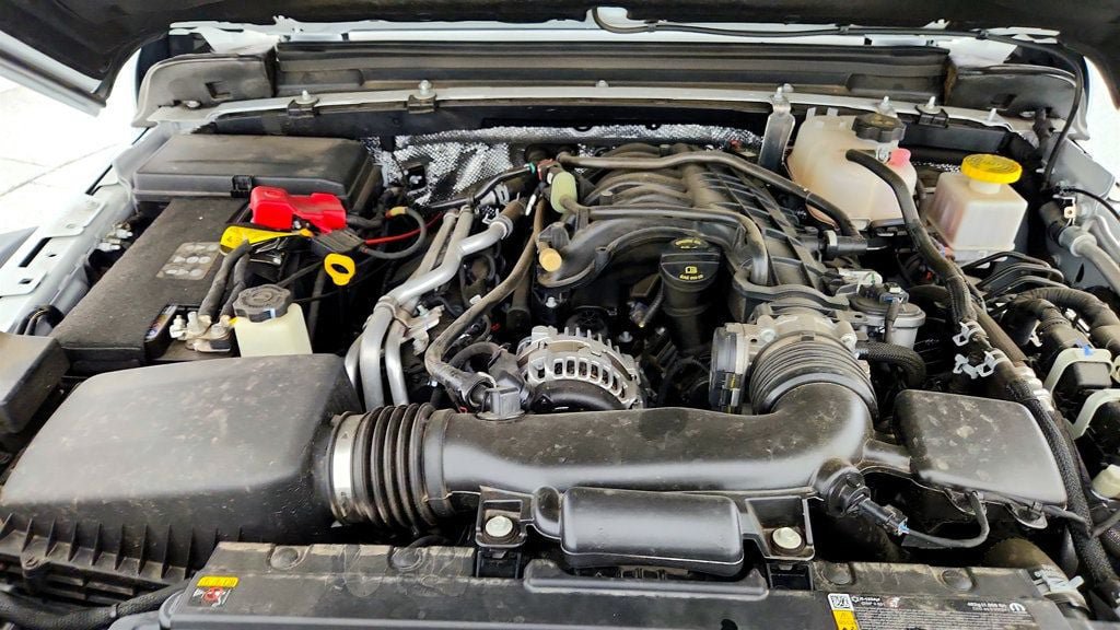 Used 2025 Jeep Gladiator Mojave w/ Convenience Group AWD/4WD image 27