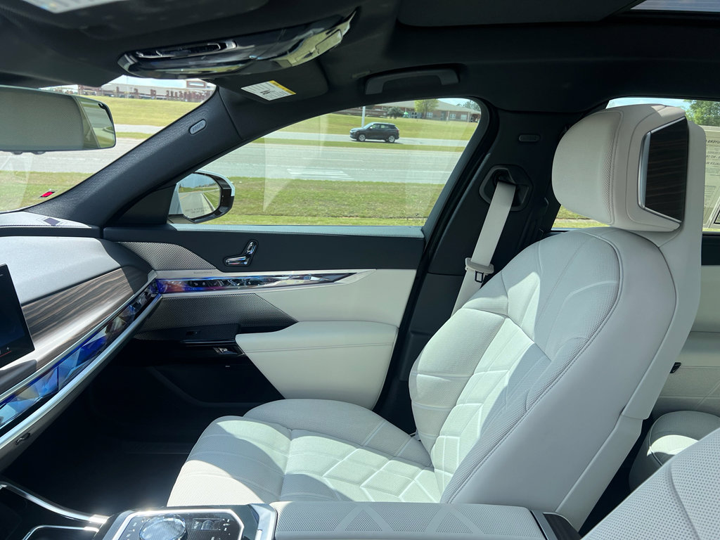 Used 2025 BMW 740i RWD image 21