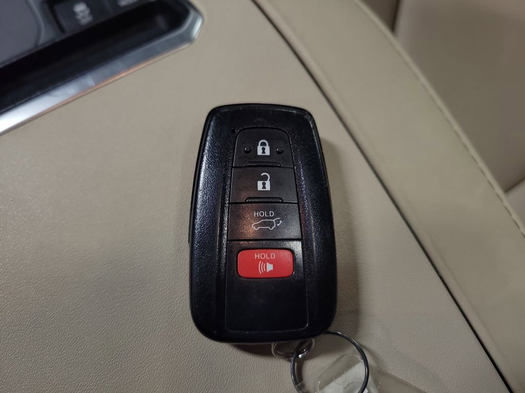 Used 2021 Toyota Highlander XLE image 16