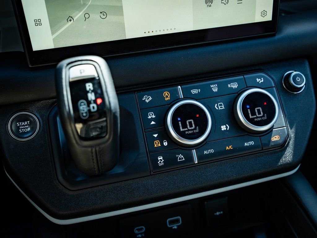 Used 2023 Land Rover Defender 130 X-Dynamic SE image 33