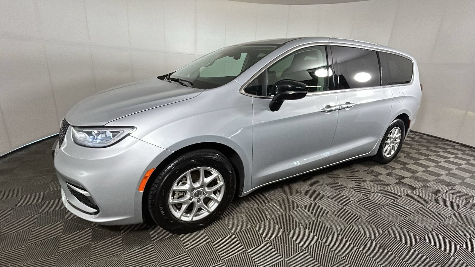 Used 2024 Chrysler Pacifica Touring-L FWD image 7