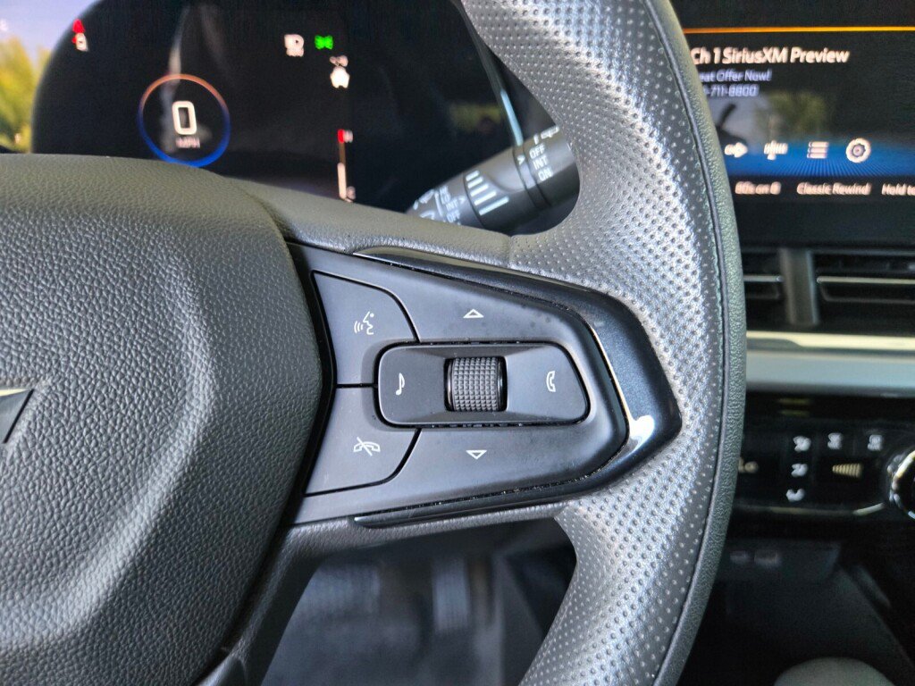 Used 2025 Chevrolet Trax LT FWD image 23