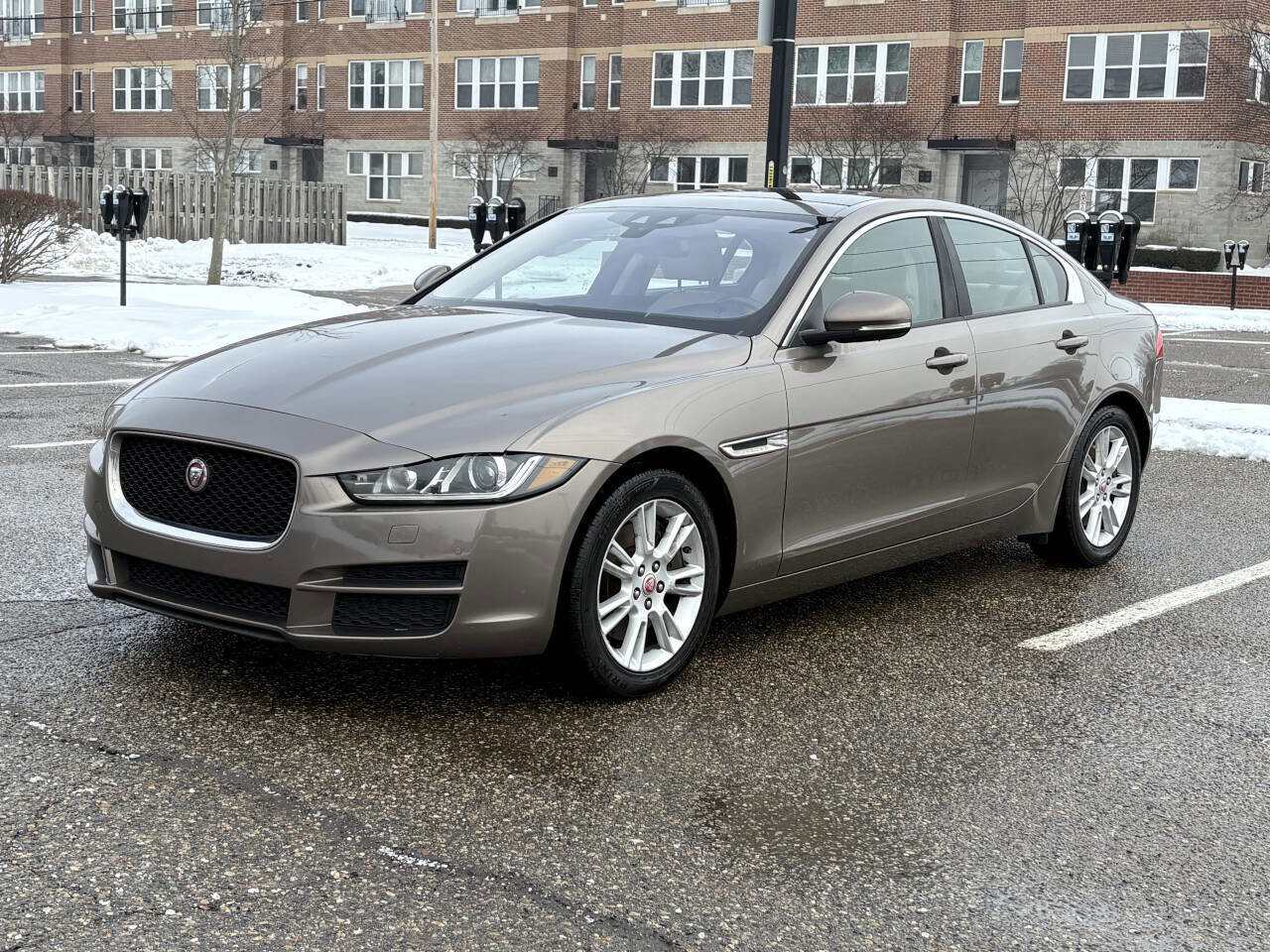 Used 2017 Jaguar XE Premium image 2