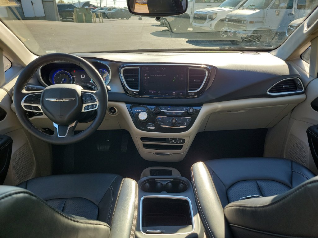Used 2024 Chrysler Pacifica Touring-L FWD image 14