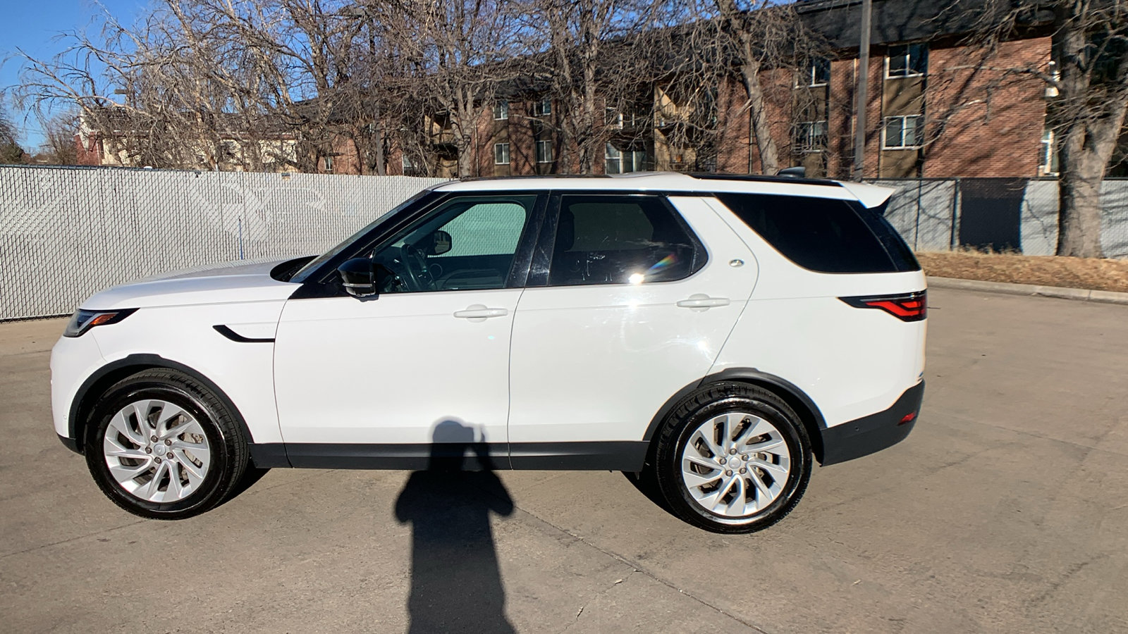 Used 2024 Land Rover Discovery S image 2