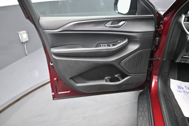 Used 2025 Jeep Grand Cherokee Altitude AWD/4WD image 21