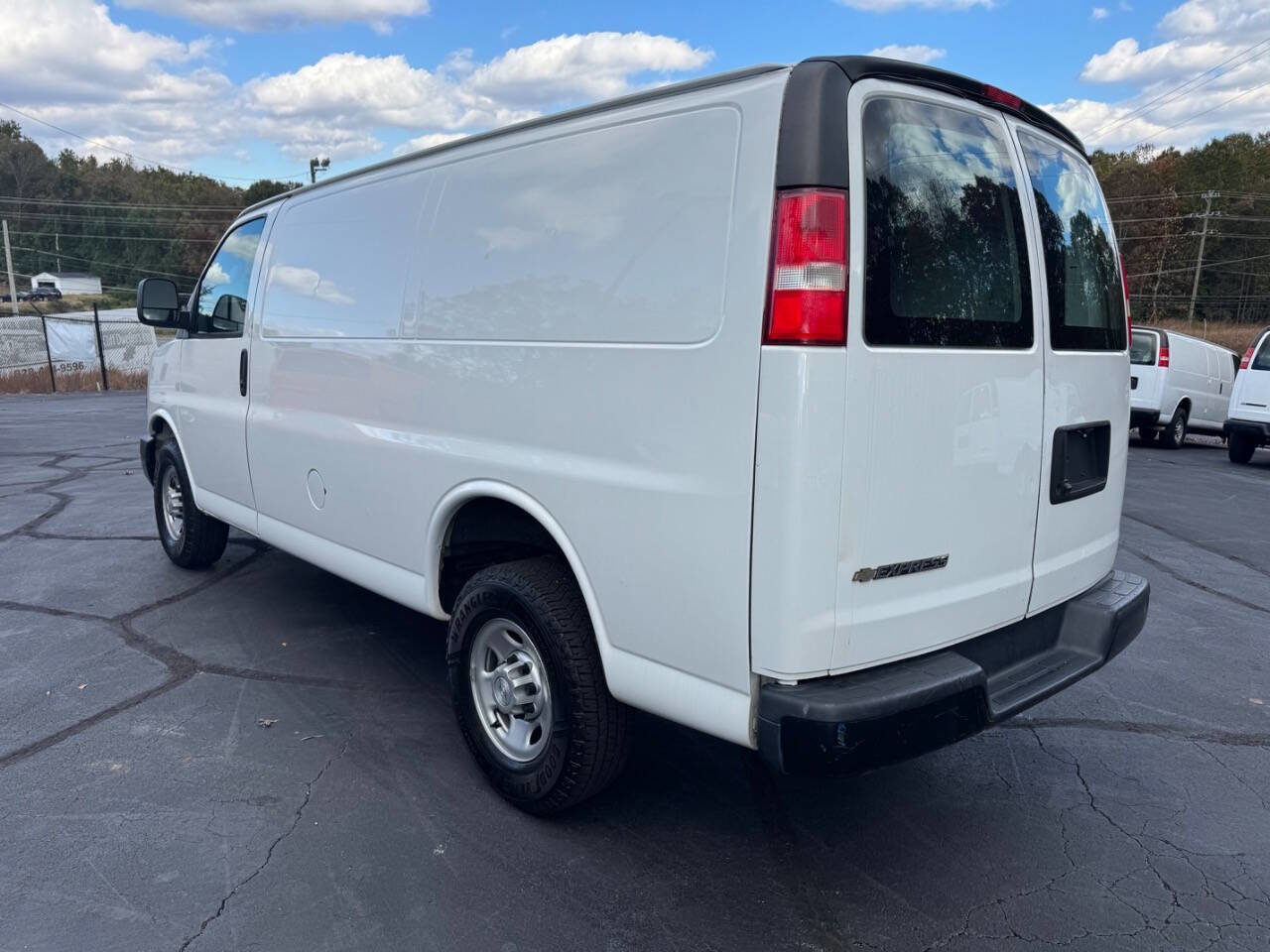 Used 2018 Chevrolet Express 2500 image 3
