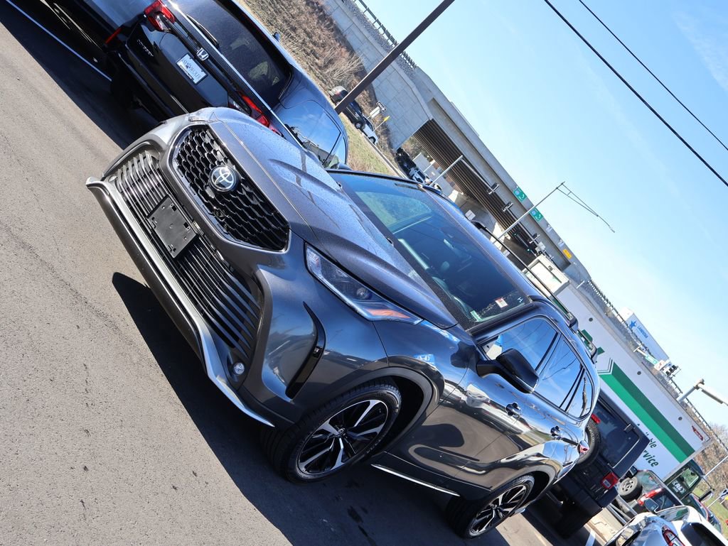 Used 2021 Toyota Highlander XSE image 3