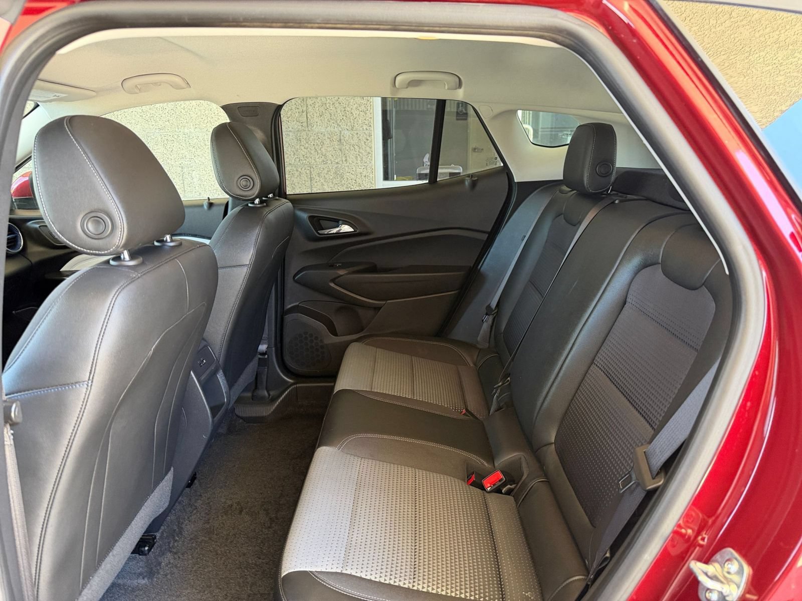 Used 2025 Chevrolet Trax LT FWD image 24