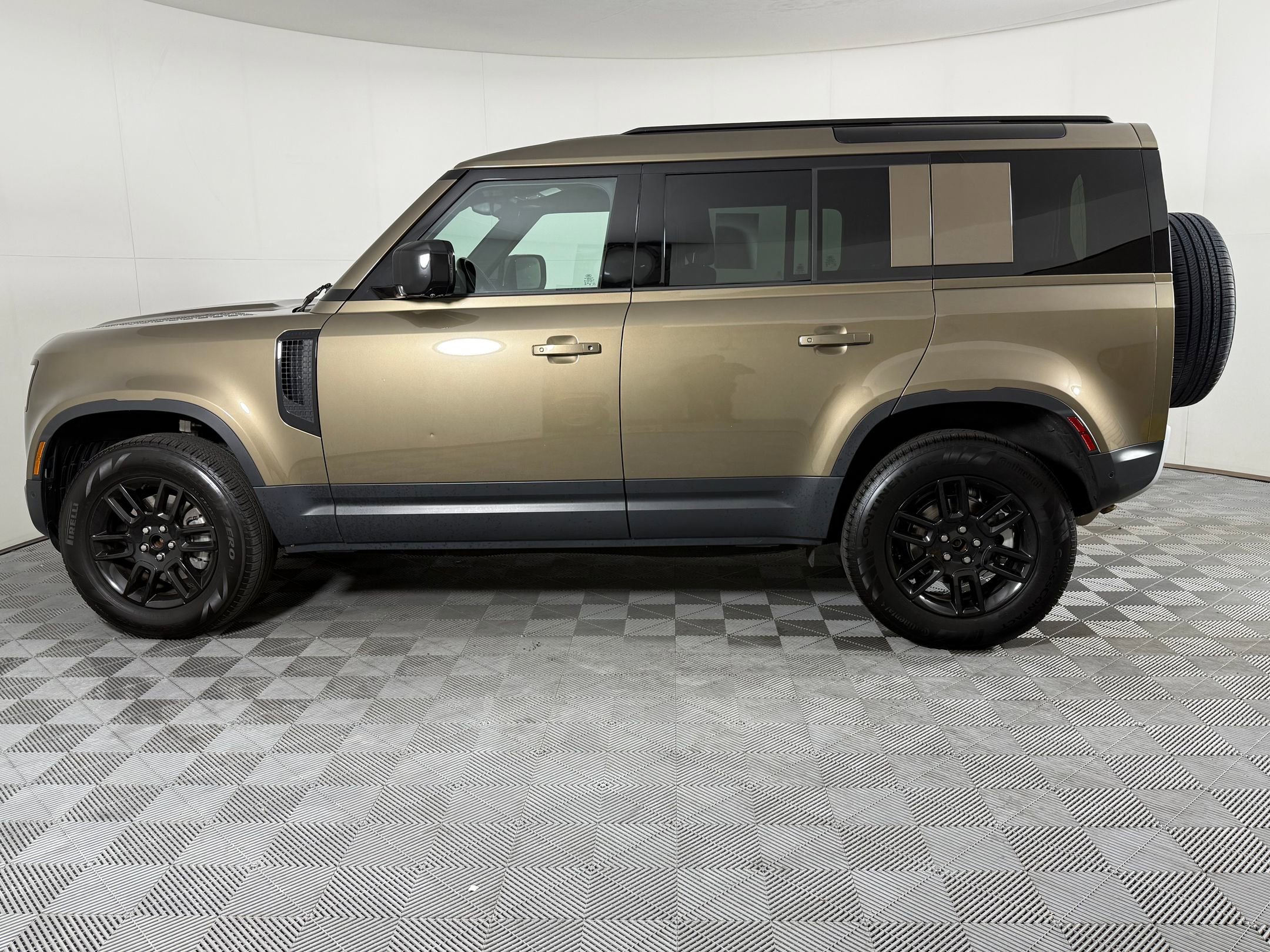 Used 2025 Land Rover Defender 110 S image 2