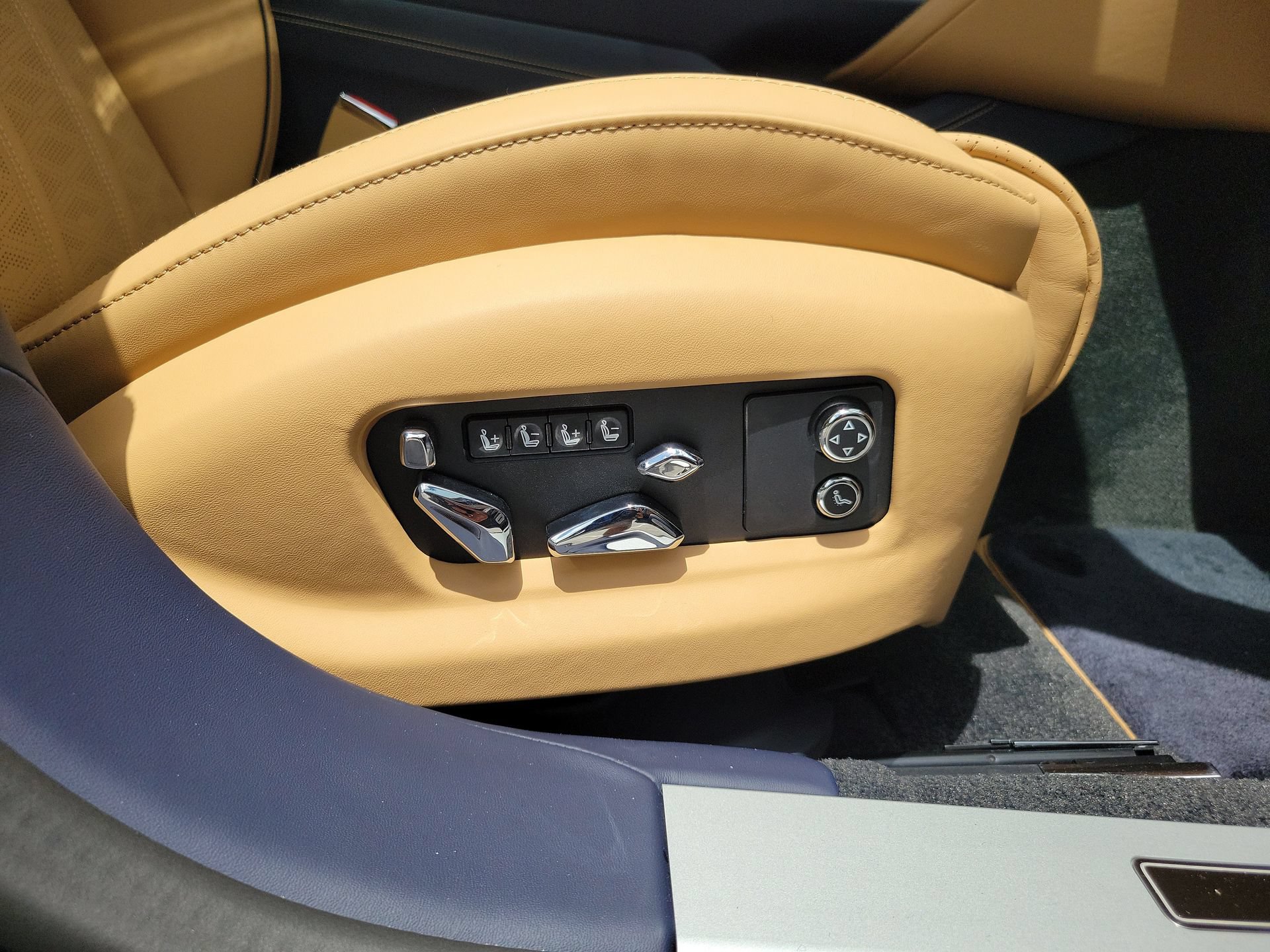 Used 2025 Bentley Flying Spur Plug-In Hybrid AWD/4WD image 26