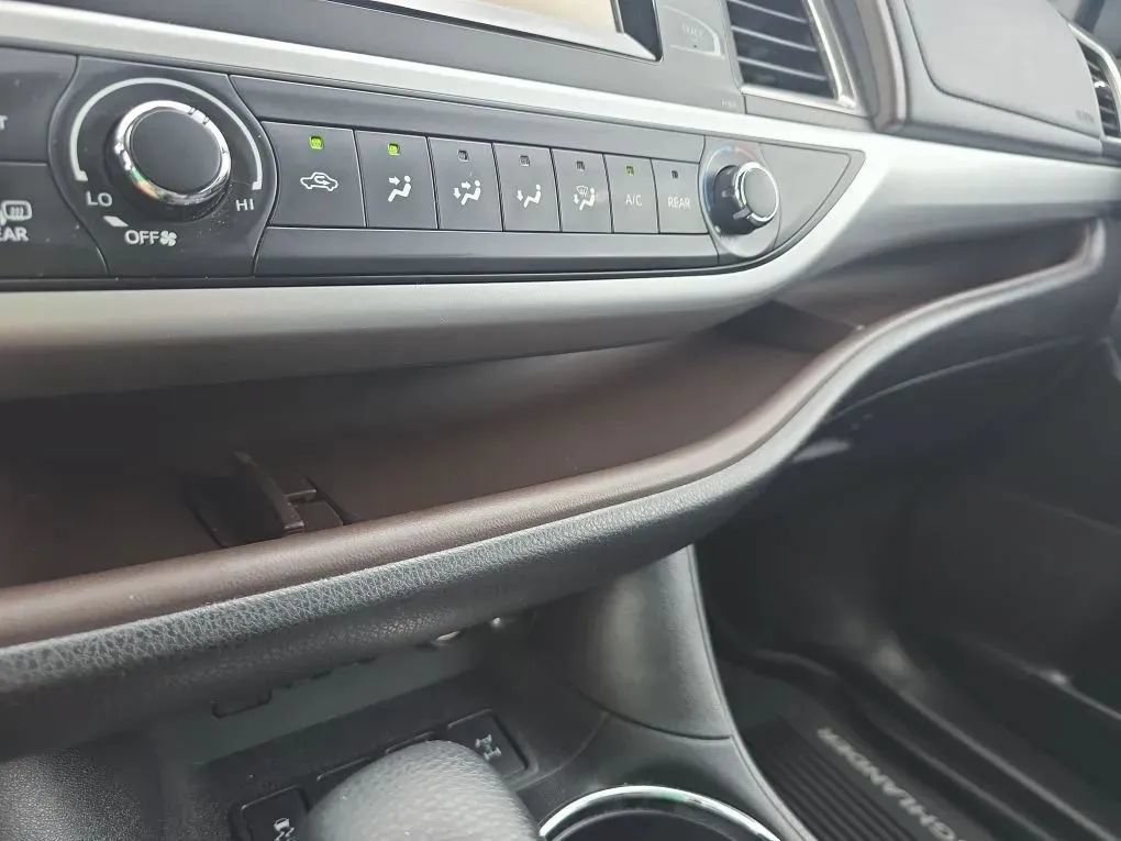 Used 2019 Toyota Highlander LE AWD/4WD image 30