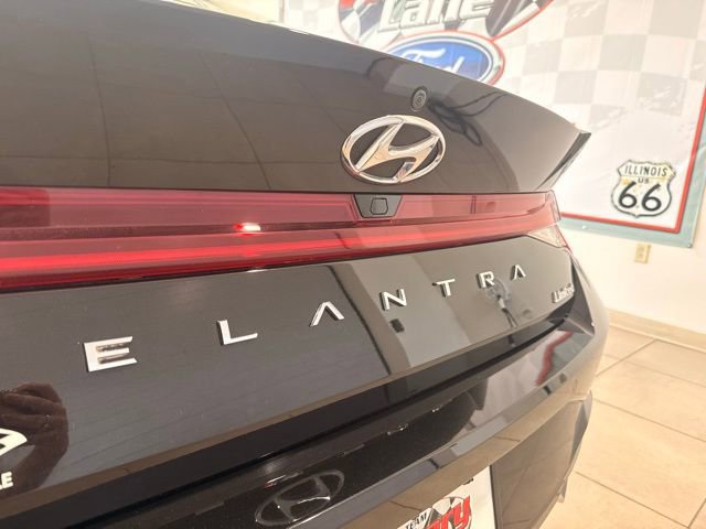 Used 2021 Hyundai Elantra Limited image 9