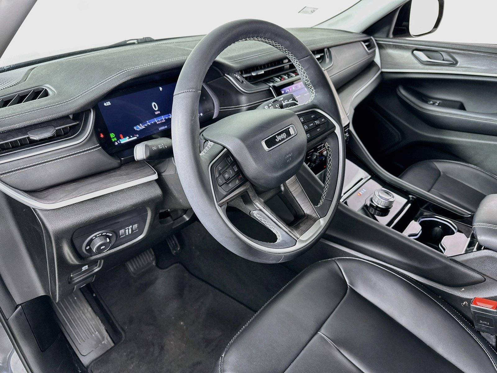 Used 2023 Jeep Grand Cherokee L Limited RWD image 9