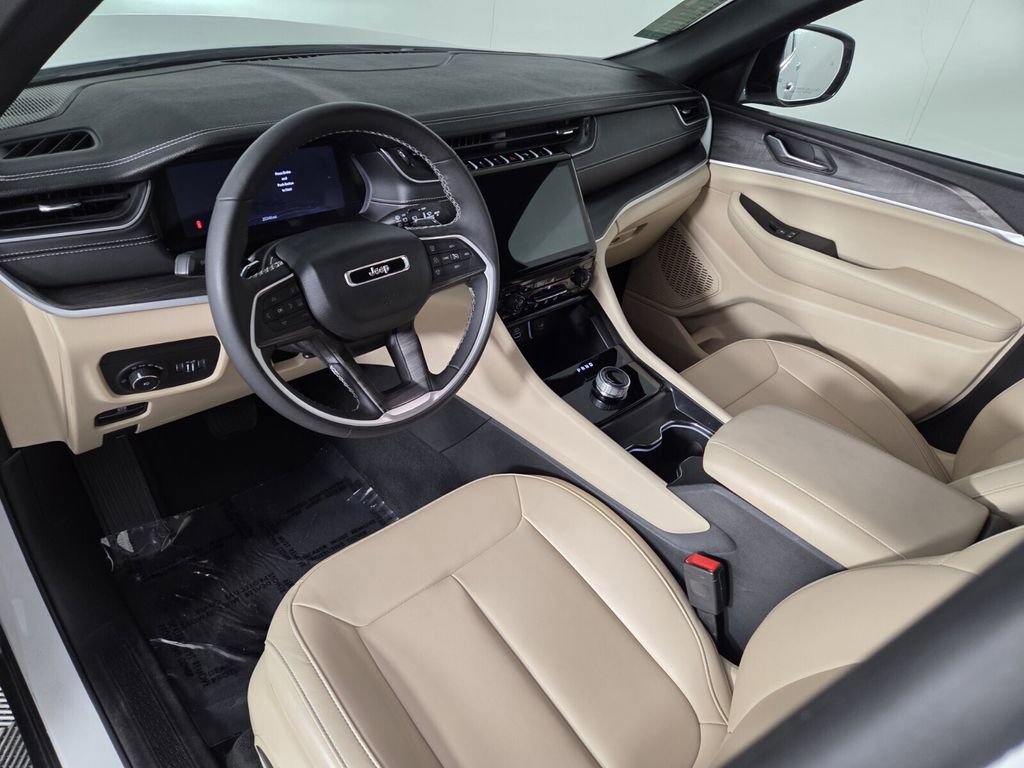 Certified 2025 Jeep Grand Cherokee Limited image 13
