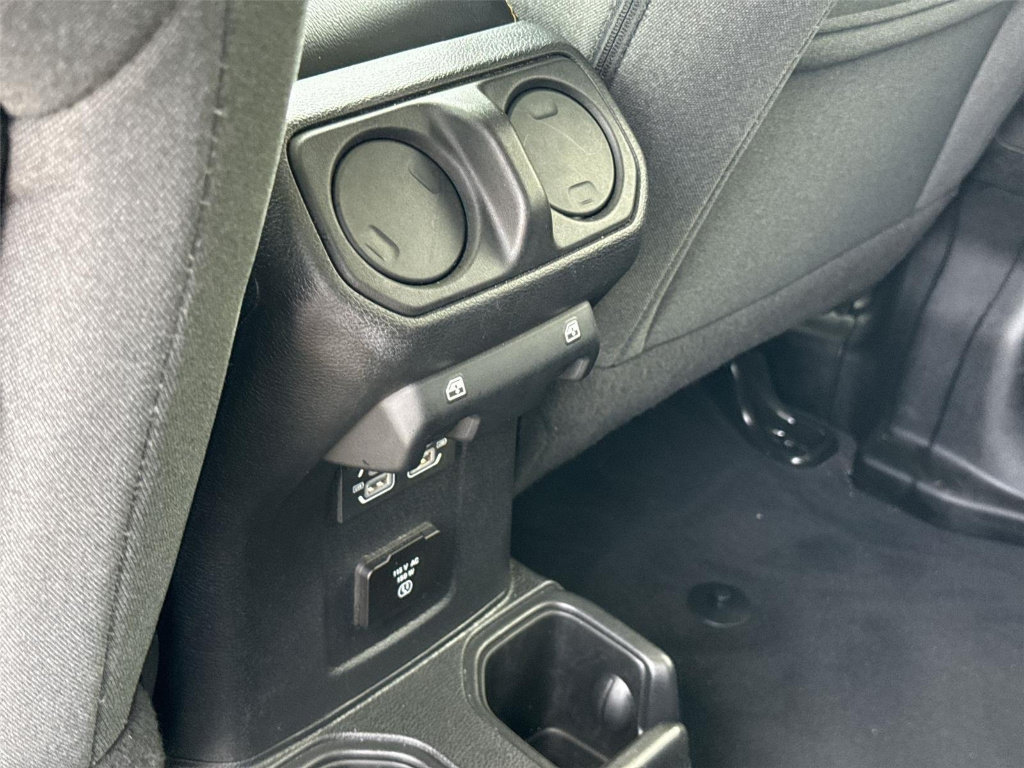 Used 2025 Jeep Wrangler Unlimited Sahara AWD/4WD image 18