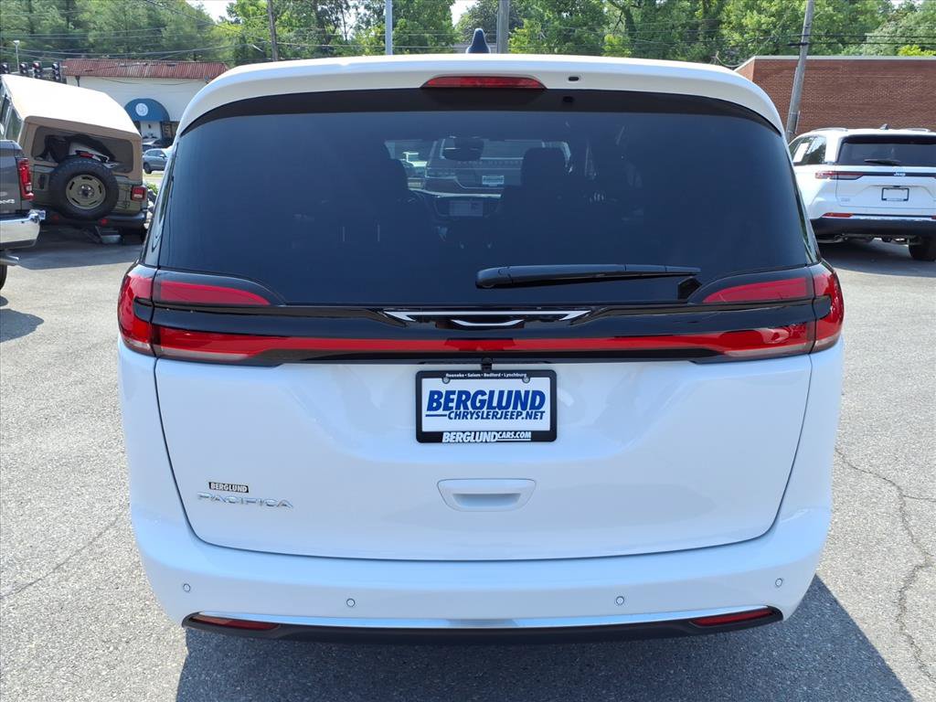 New 2027 Chrysler Pacifica Select FWD image 5