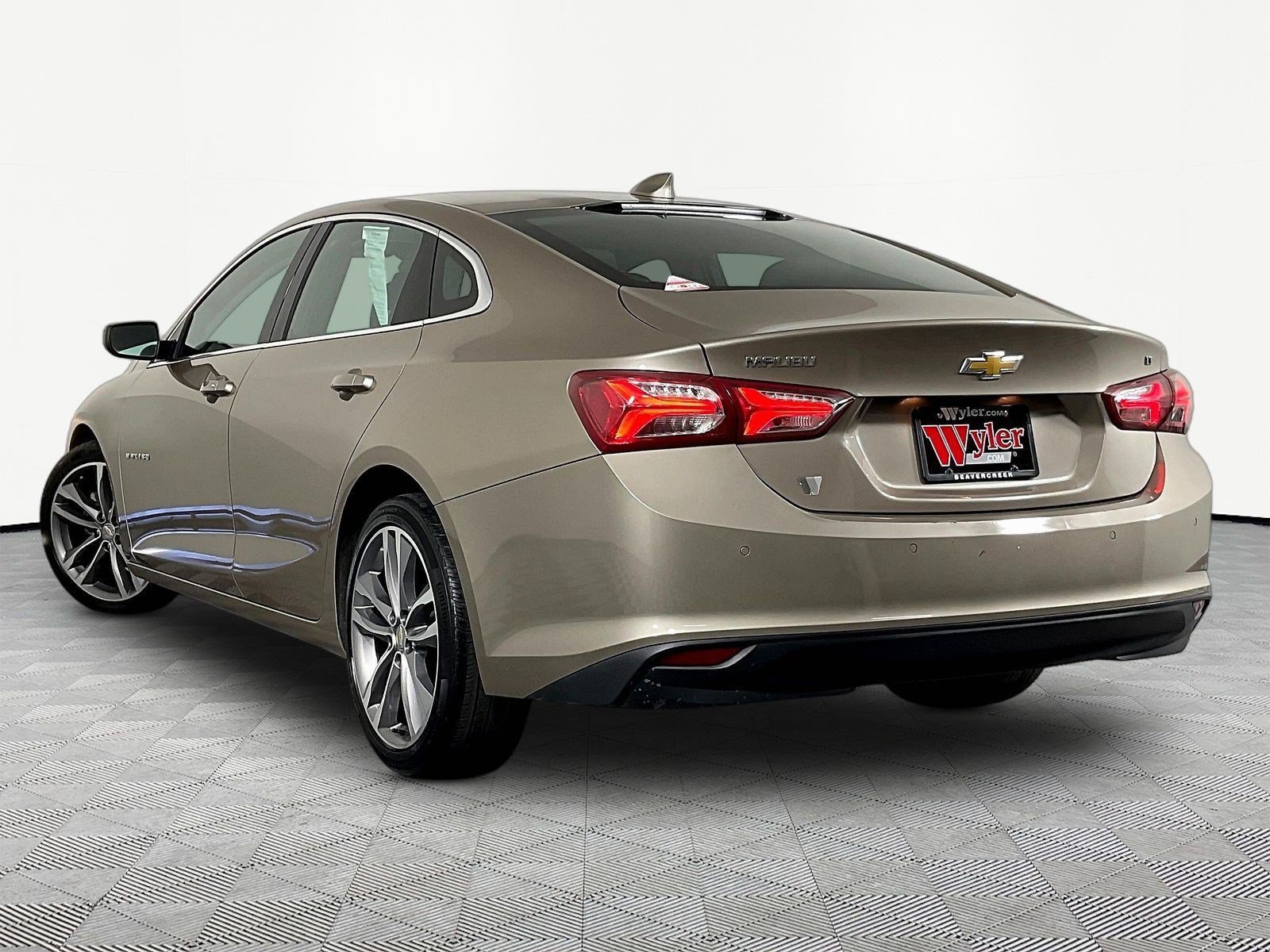 Used 2022 Chevrolet Malibu LT FWD image 4