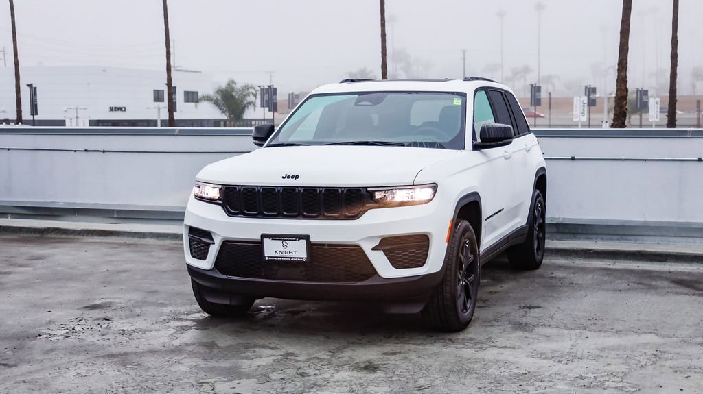 New 2025 Jeep Grand Cherokee Altitude image 4
