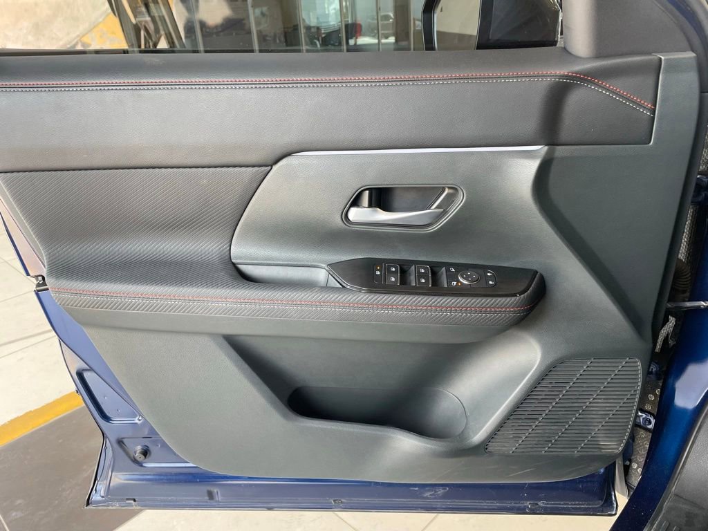 Certified 2025 Nissan Kicks SR FWD image 9