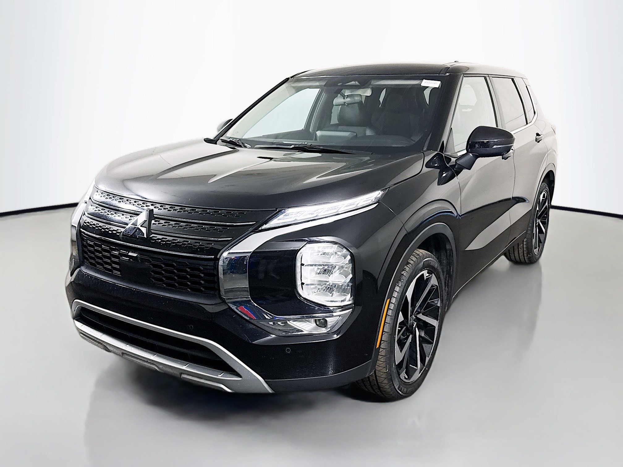 Used 2024 Mitsubishi Outlander SE Black Edition image 4