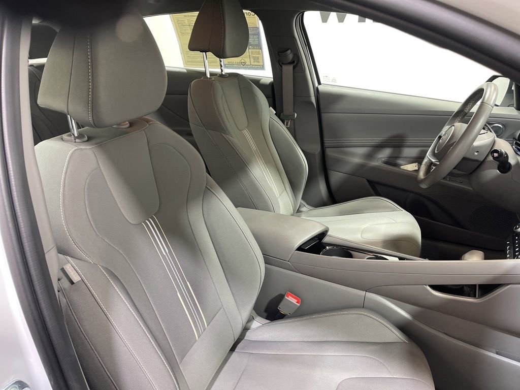 Used 2025 Hyundai Elantra SEL image 13