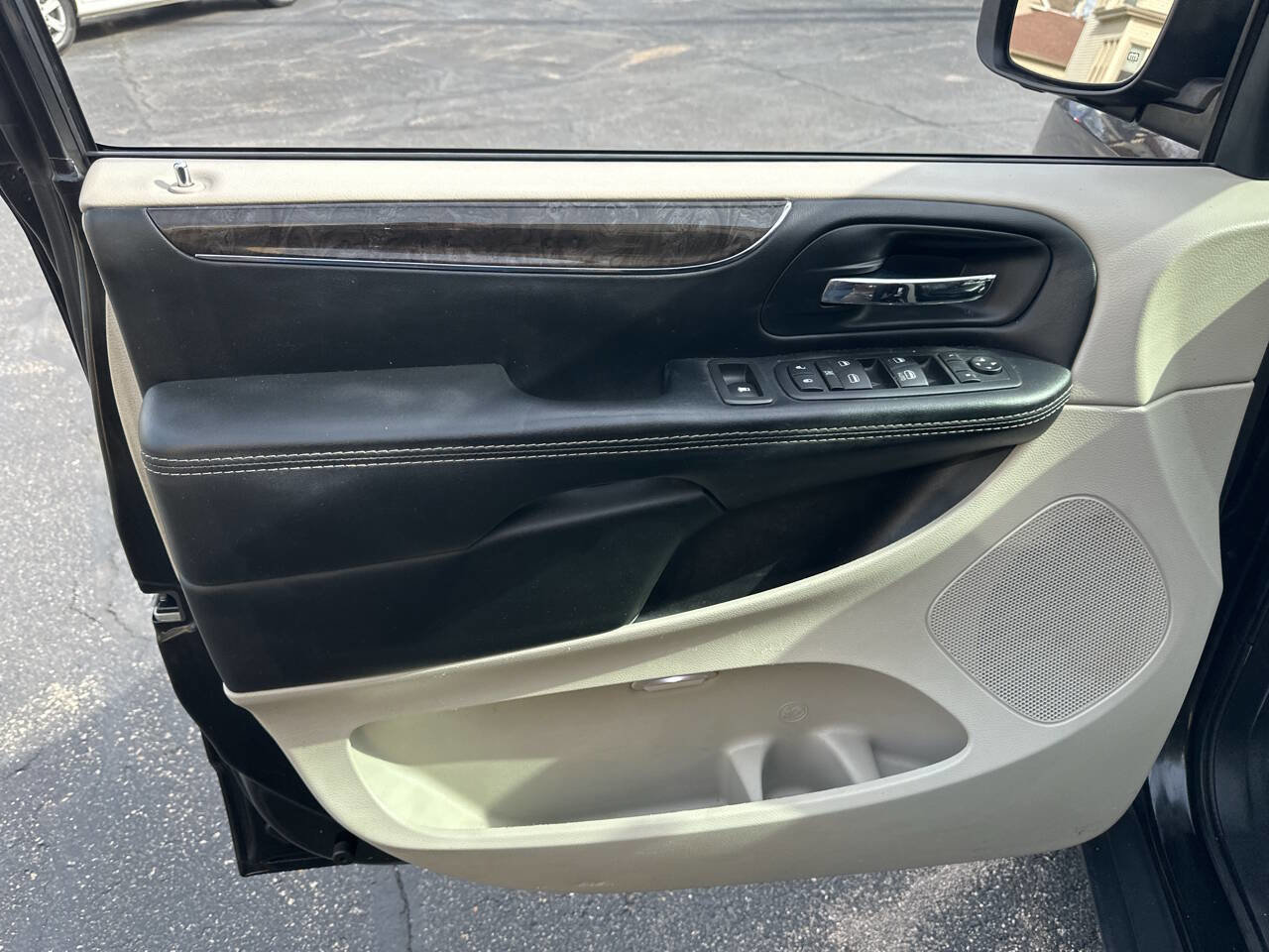 Used 2016 Chrysler Town & Country Touring w/ Driver Convenience Group image 17