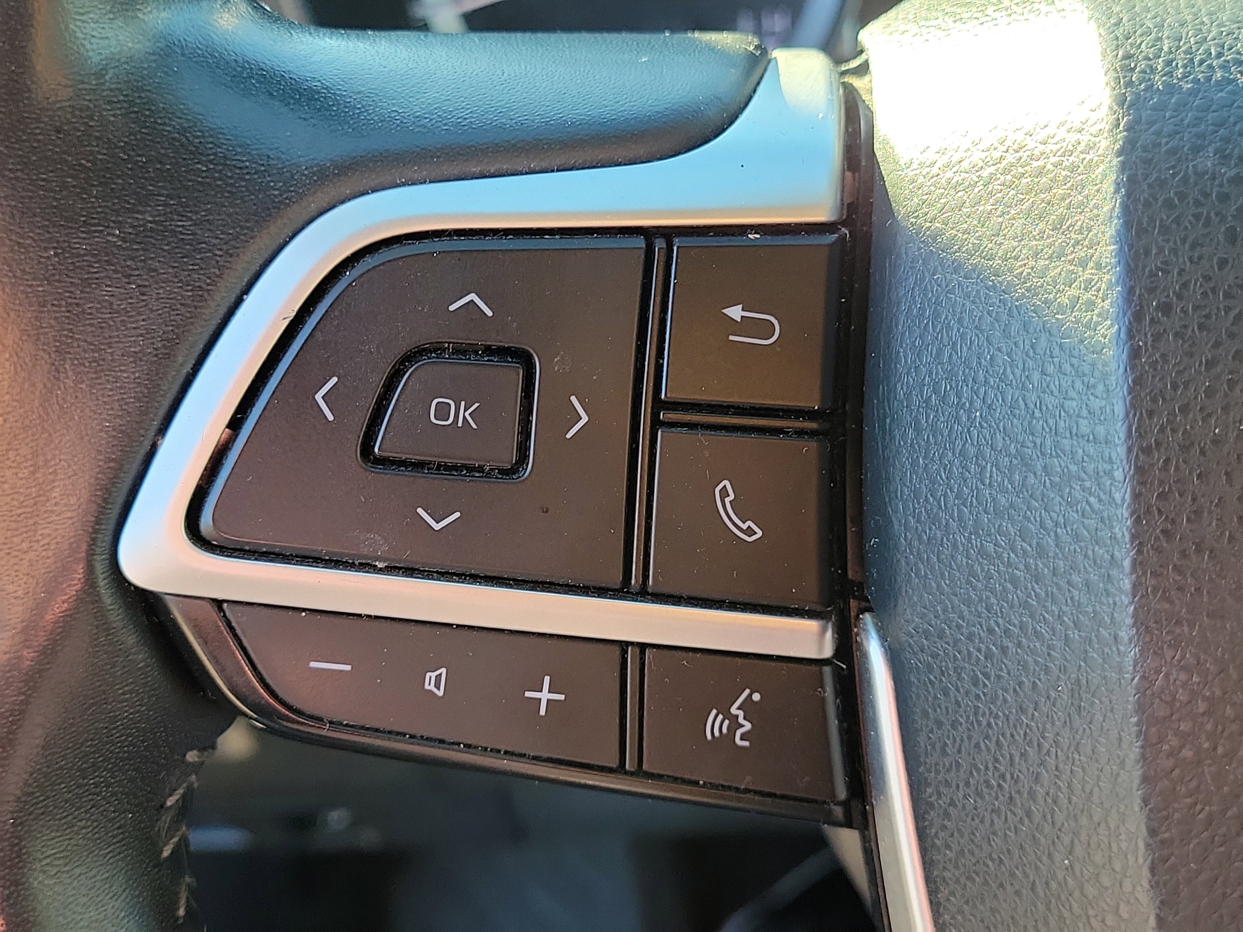 Used 2023 Toyota Highlander LE image 18