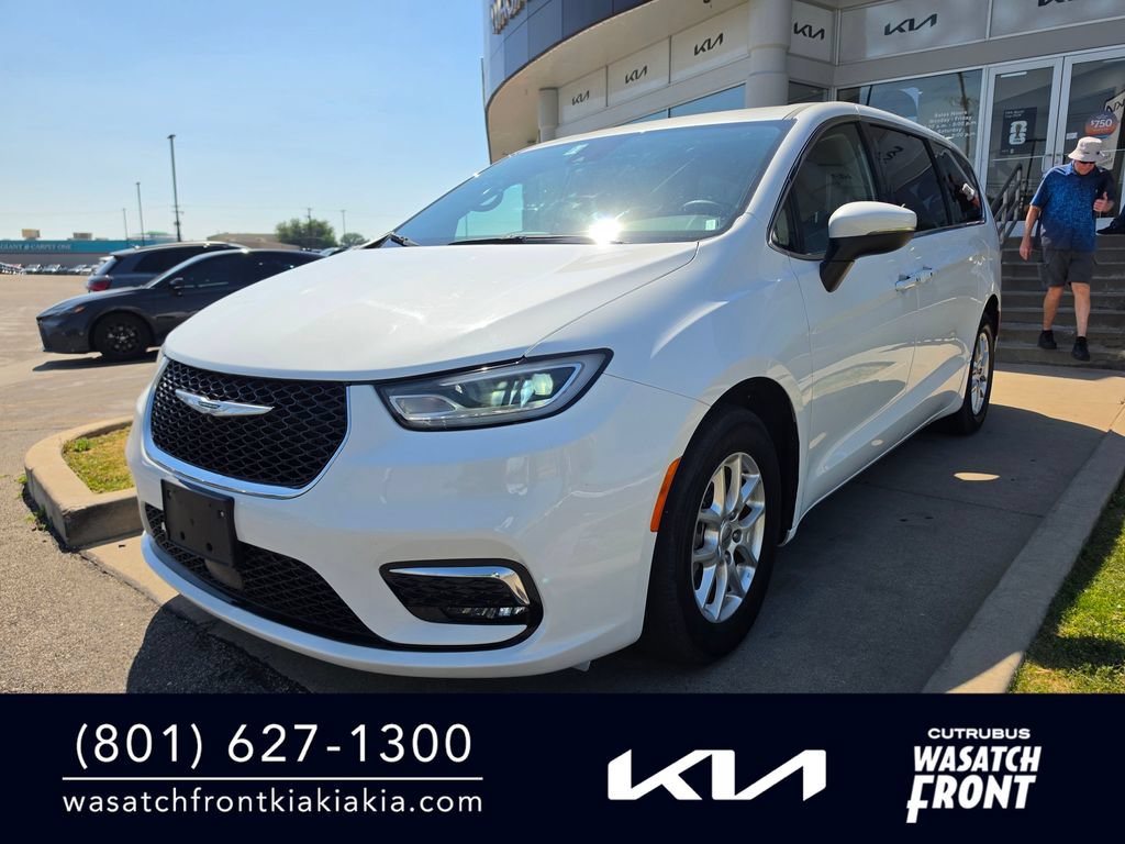Used 2023 Chrysler Pacifica Touring-L FWD image 1