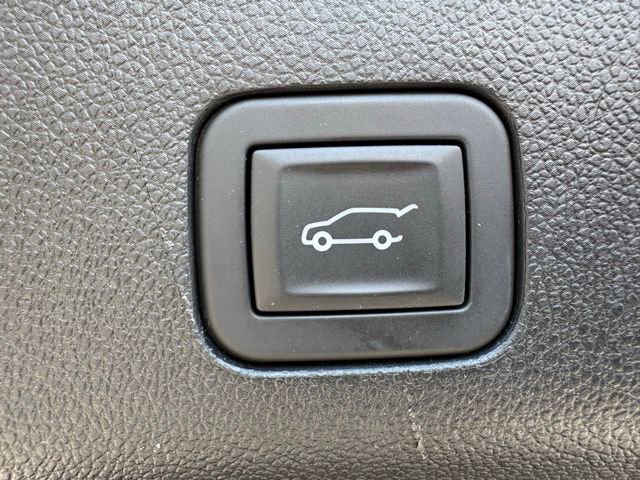 Used 2025 GMC Yukon Denali AWD/4WD image 9