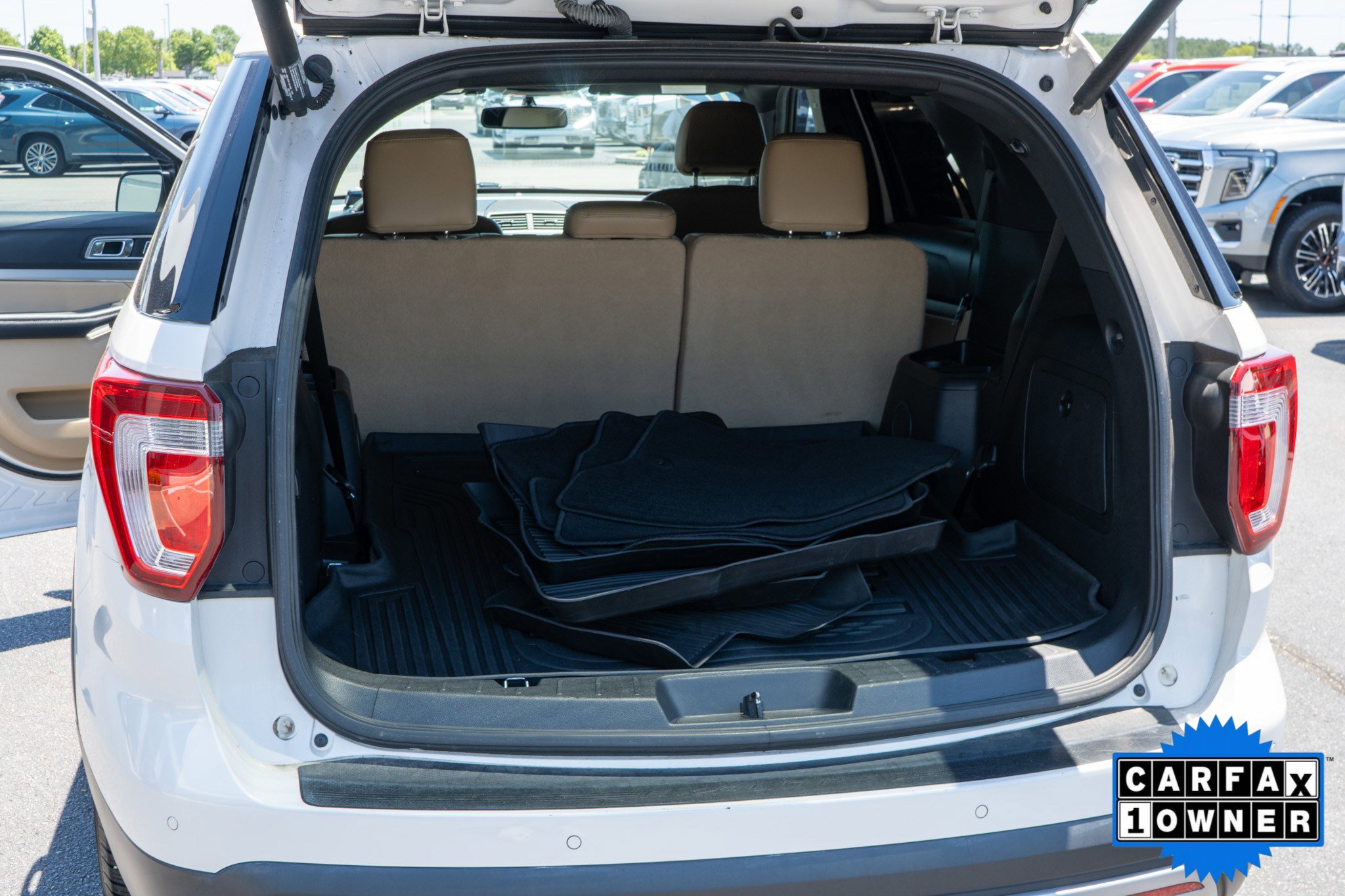 Used 2017 Ford Explorer XLT w/ Equipment Group 202A FWD image 32