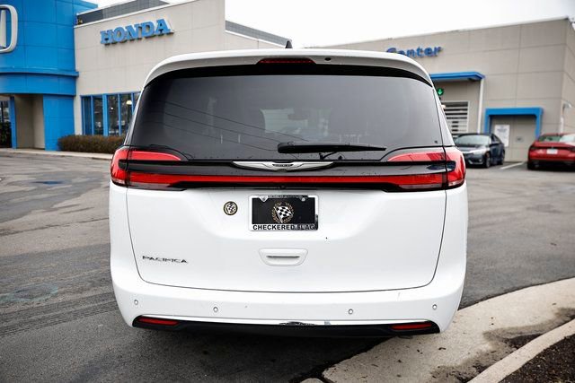 Used 2024 Chrysler Pacifica Touring-L image 10
