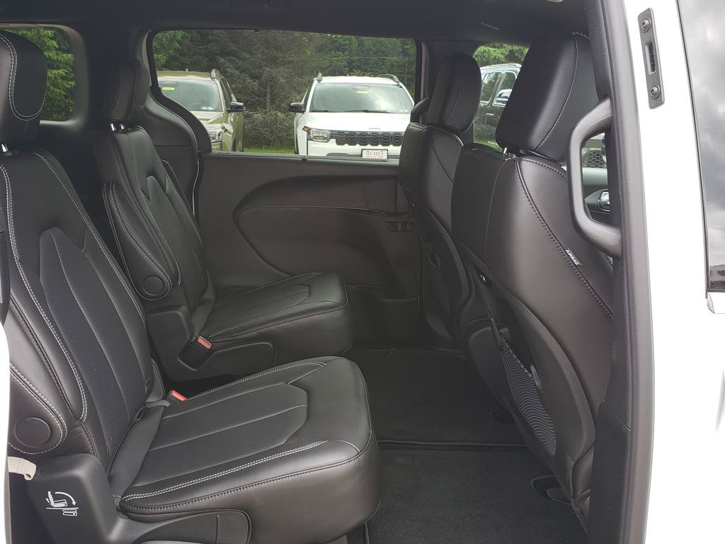 New 2026 Chrysler Pacifica Select AWD/4WD image 17