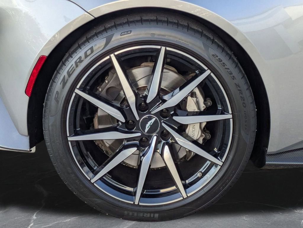 Used 2019 Aston Martin V8 Vantage Coupe image 32