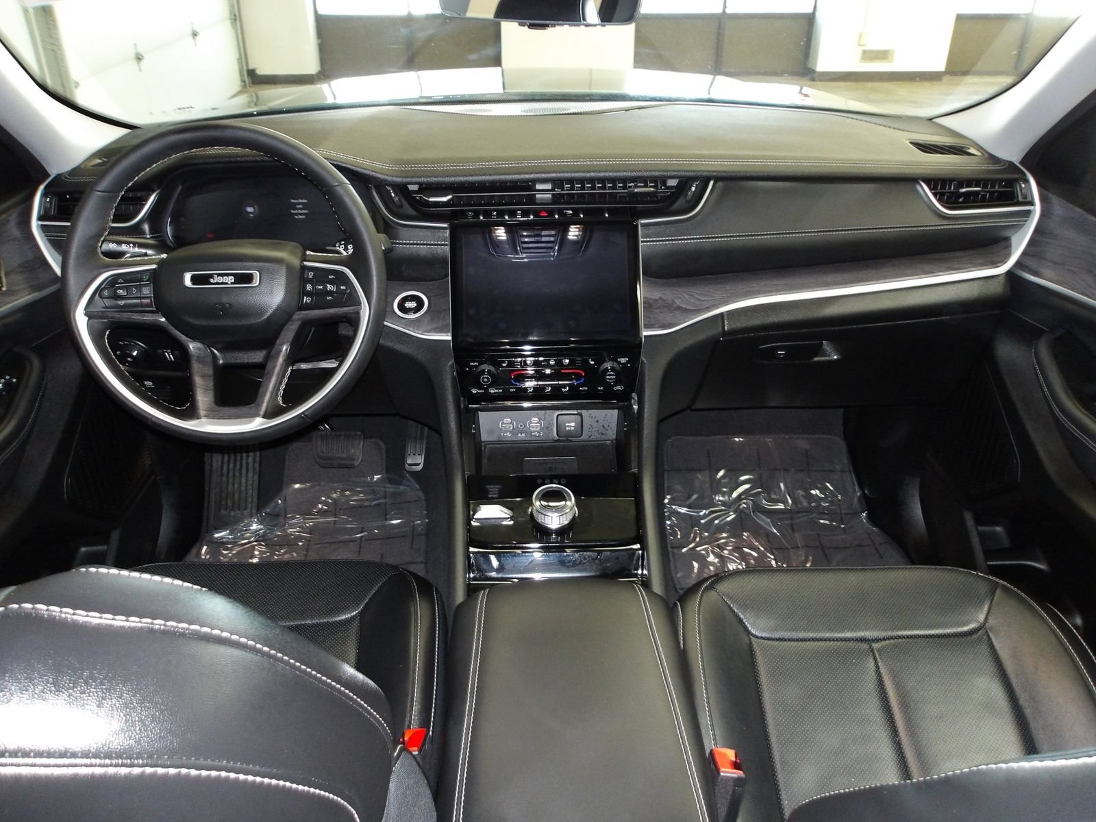 Used 2023 Jeep Grand Cherokee Limited w/ Luxury Tech Group II AWD/4WD image 12