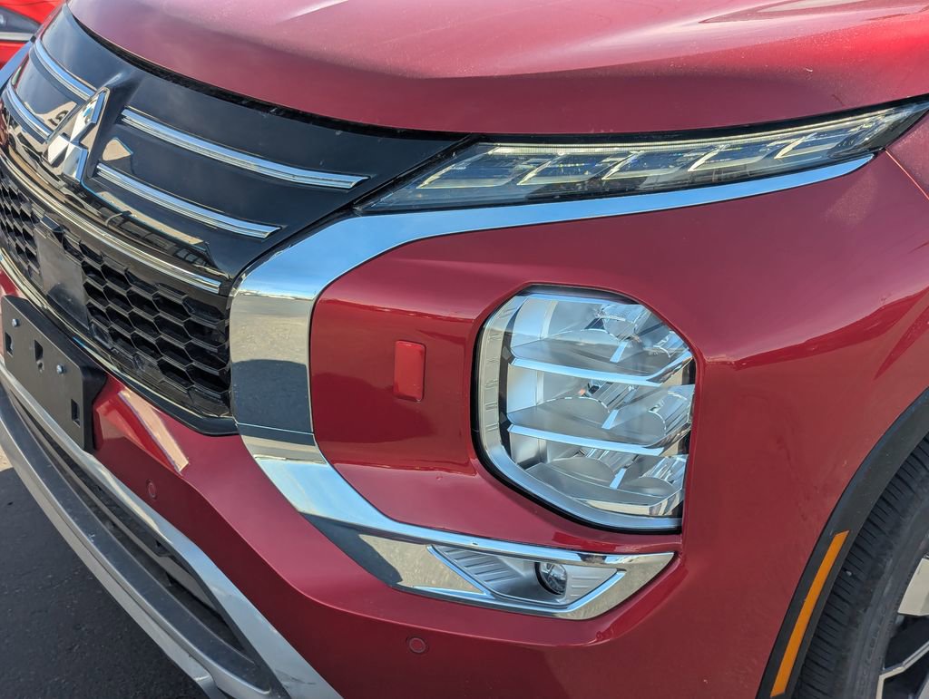 Used 2025 Mitsubishi Outlander SE image 14