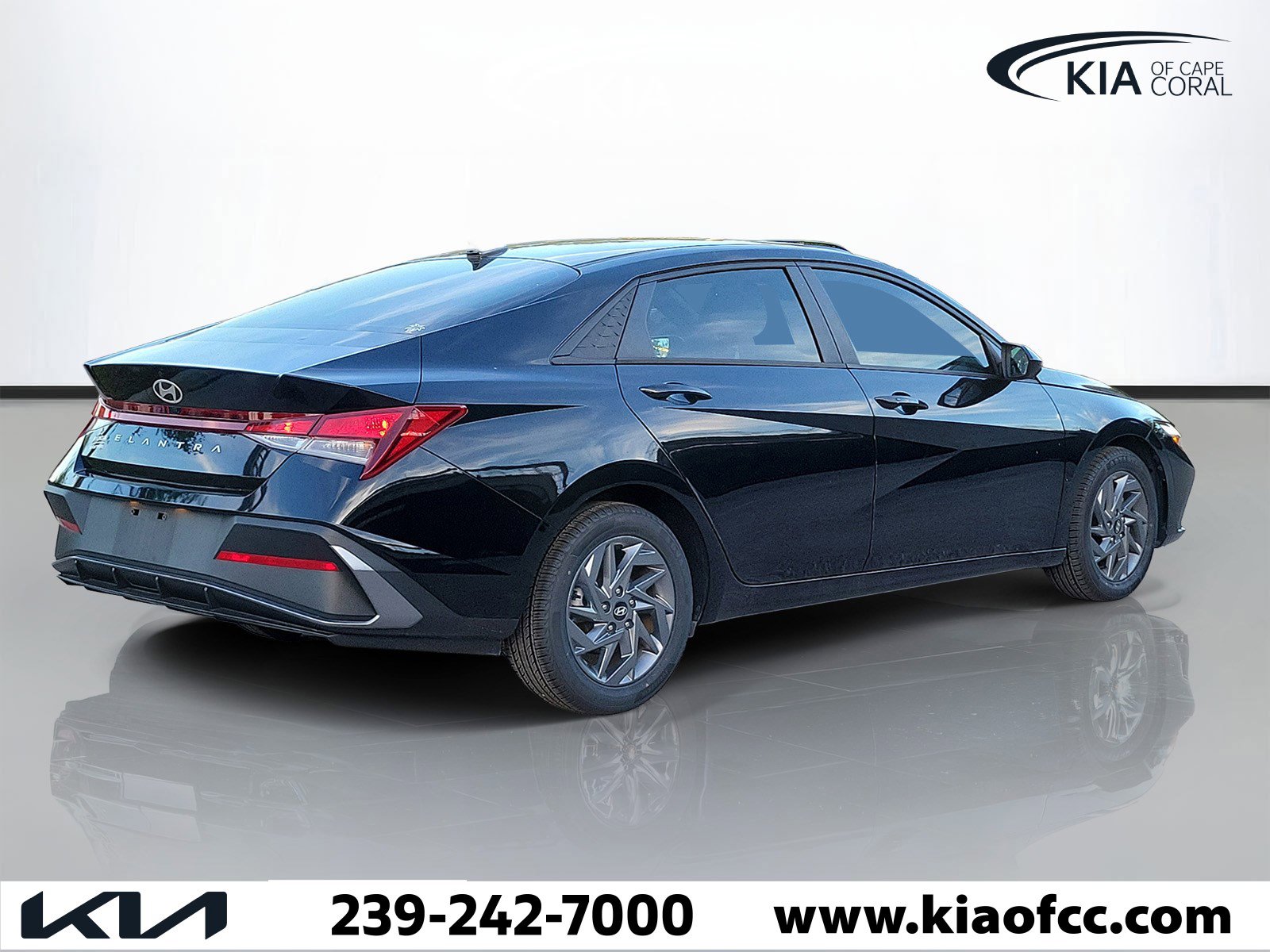 Used 2024 Hyundai Elantra SEL image 3