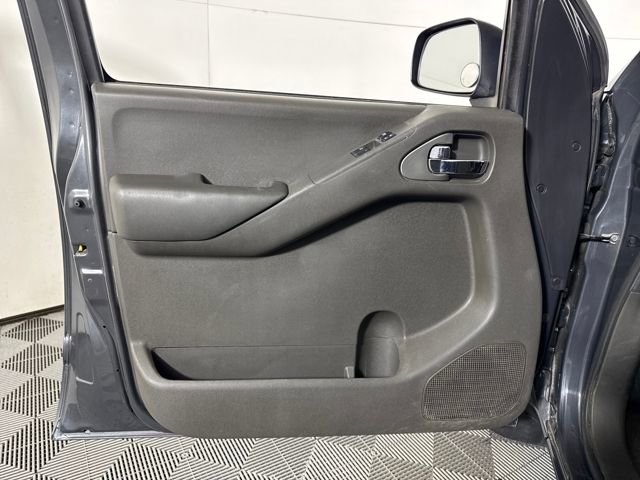 Used 2013 Nissan Frontier SV image 17